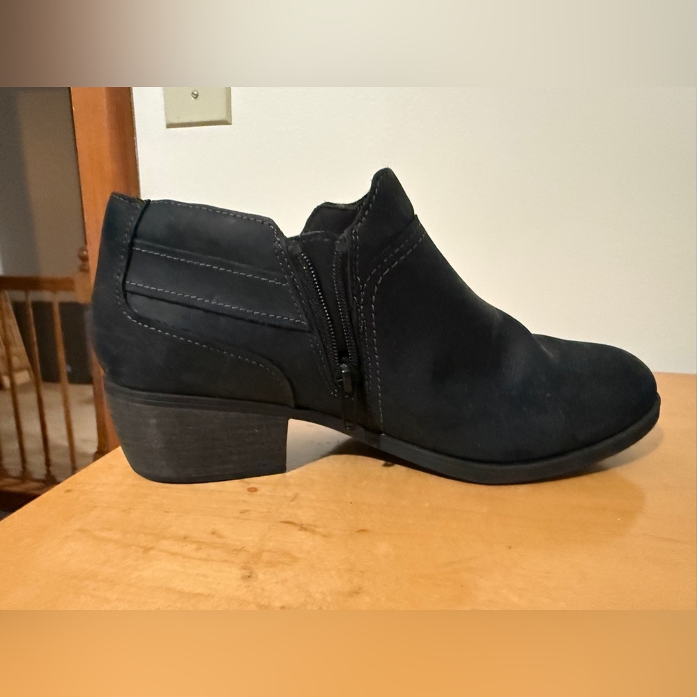 Clarks Boots Womens 8 1/2 M Charlten Grace Ankle Booties Black Leather EUC - Picture 2 of 7